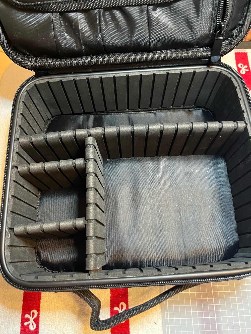 Black Makeup Carry Case - Picture 3 of 7